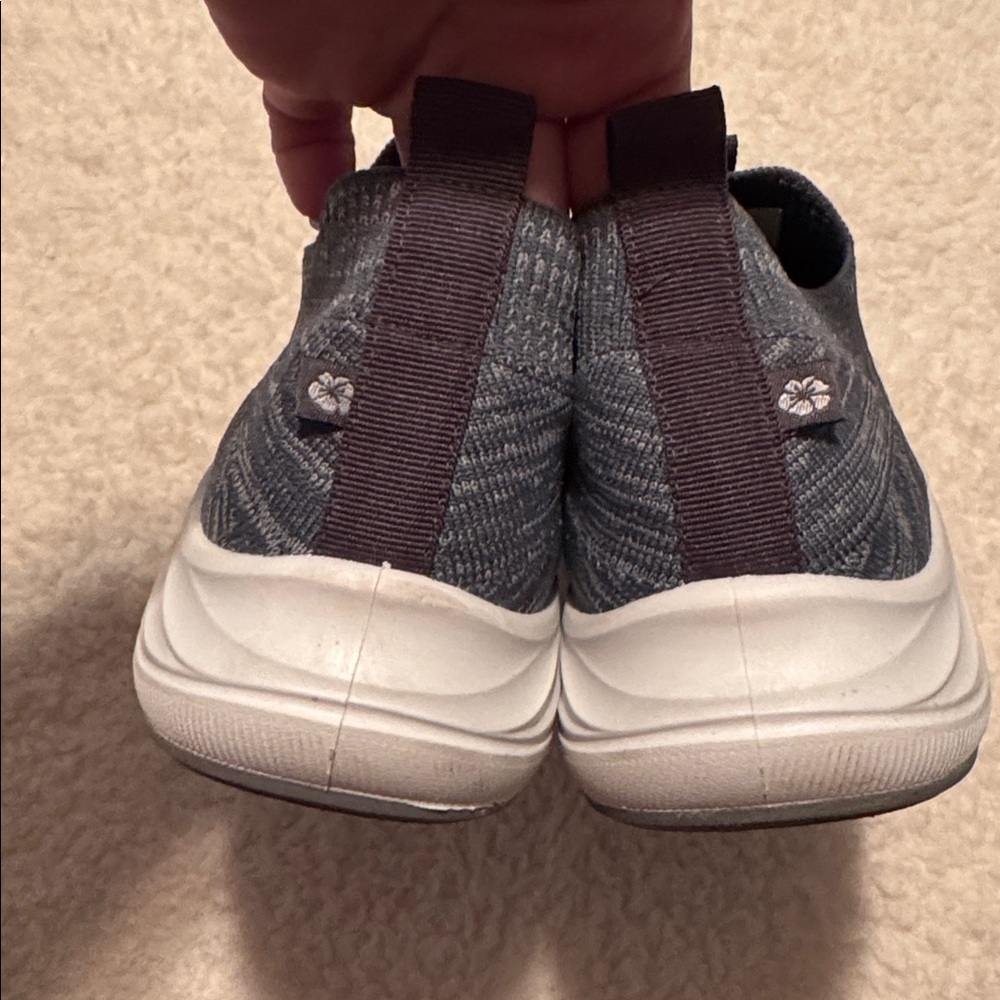 Tommy Bahama marled gray stretch knit top memory foam slip on sneakers. Size 7. - Picture 3 of 6